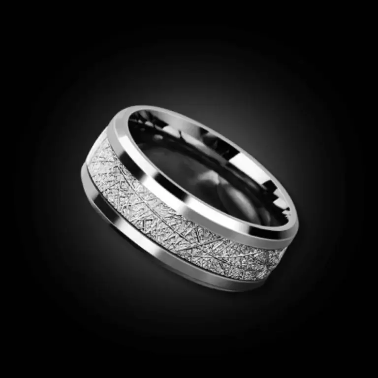 Nhẫn bạc nam họa tiết sắc sảo cuốn hút tại Tiembacgenz, chất liệu titan mạ bạc, màu bạc consol, thiết kế tinh tế, bền bỉ và dễ phối đồ.