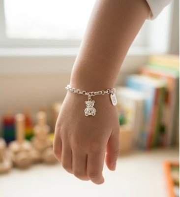 Bạn đang tìm lắc bạc cho bé 5 tuổi? Xem ngay 5 tiêu chí chọn lắc tay bạc trẻ em an toàn, chất liệu bạc ta nguyên chất giúp bé tránh gió và không dị ứng.